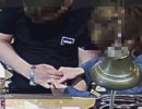  Красноярка под камерами обокрала спящего посетителя бара