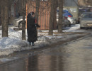  Гололедица и лужи: красноярцы массово жалуются на неубранные тротуары