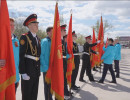  Копии Красных знамен вручили лучшим красноярским школьникам