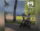  Неадекватный красноярец пристаёт к девушкам на острове Татышев