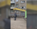  Иномарка снесла бетонный козырек на Менжинского