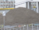  В центре Красноярска начали убирать кучу песка от метро 